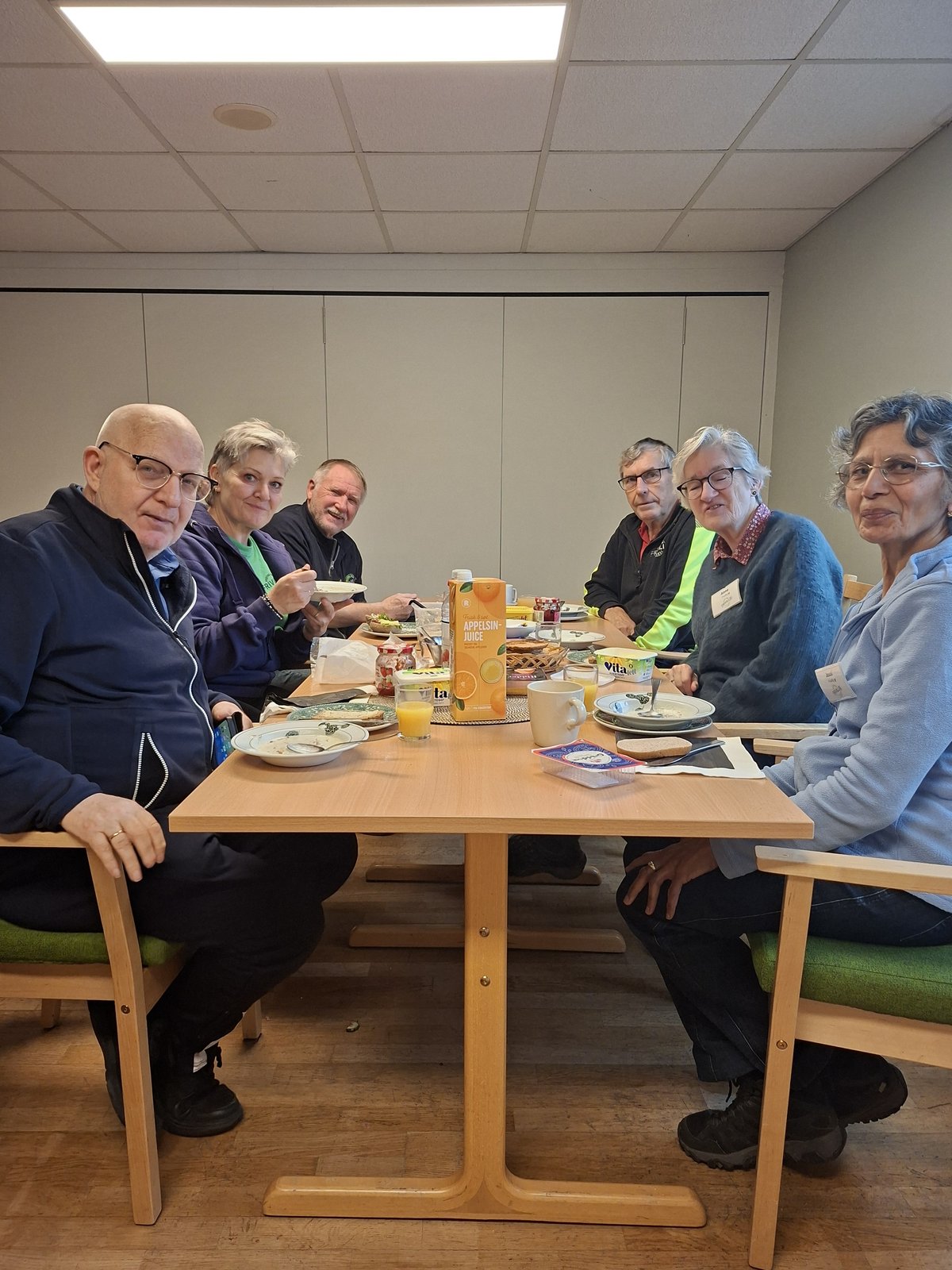 To frivillige tar en pause sammen over en kopp kaffe
