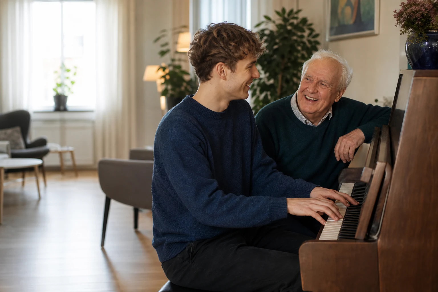 En student spiller piano sammen med en beboer i et lyst fellesrom