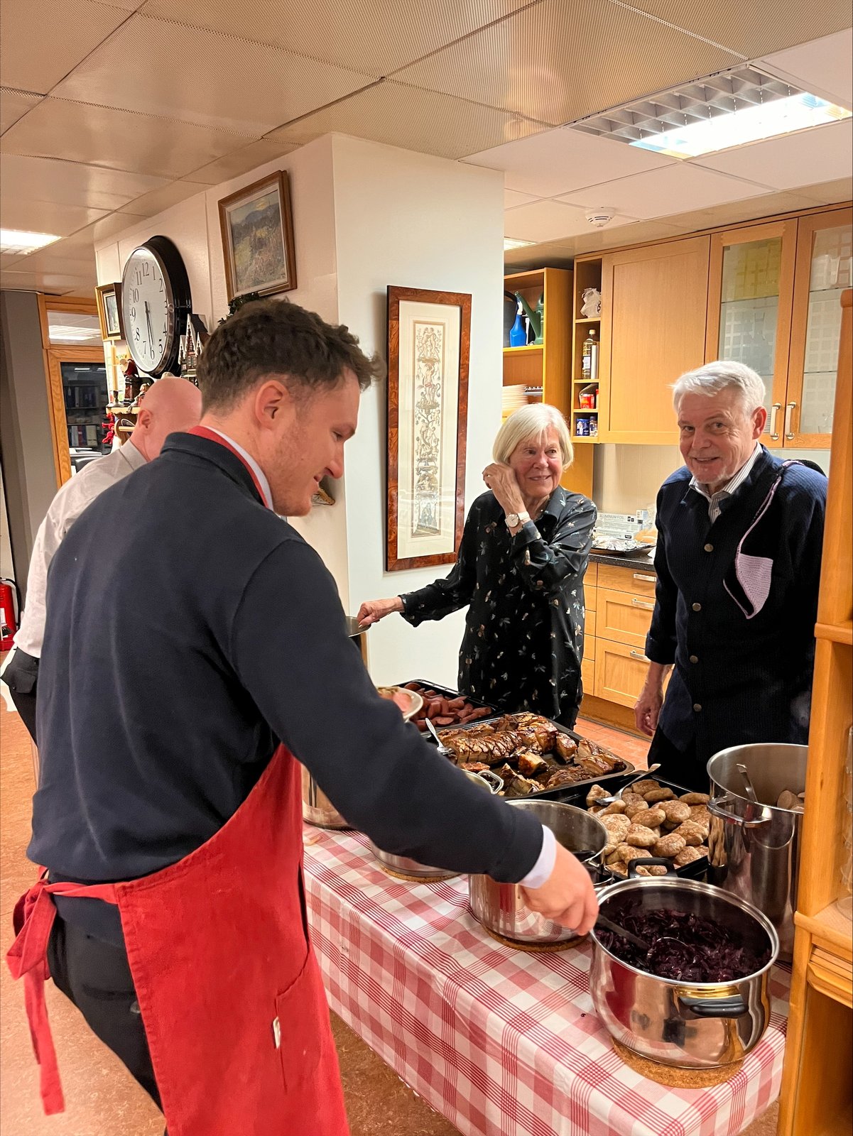 Frivillige under julaften på Hovstua