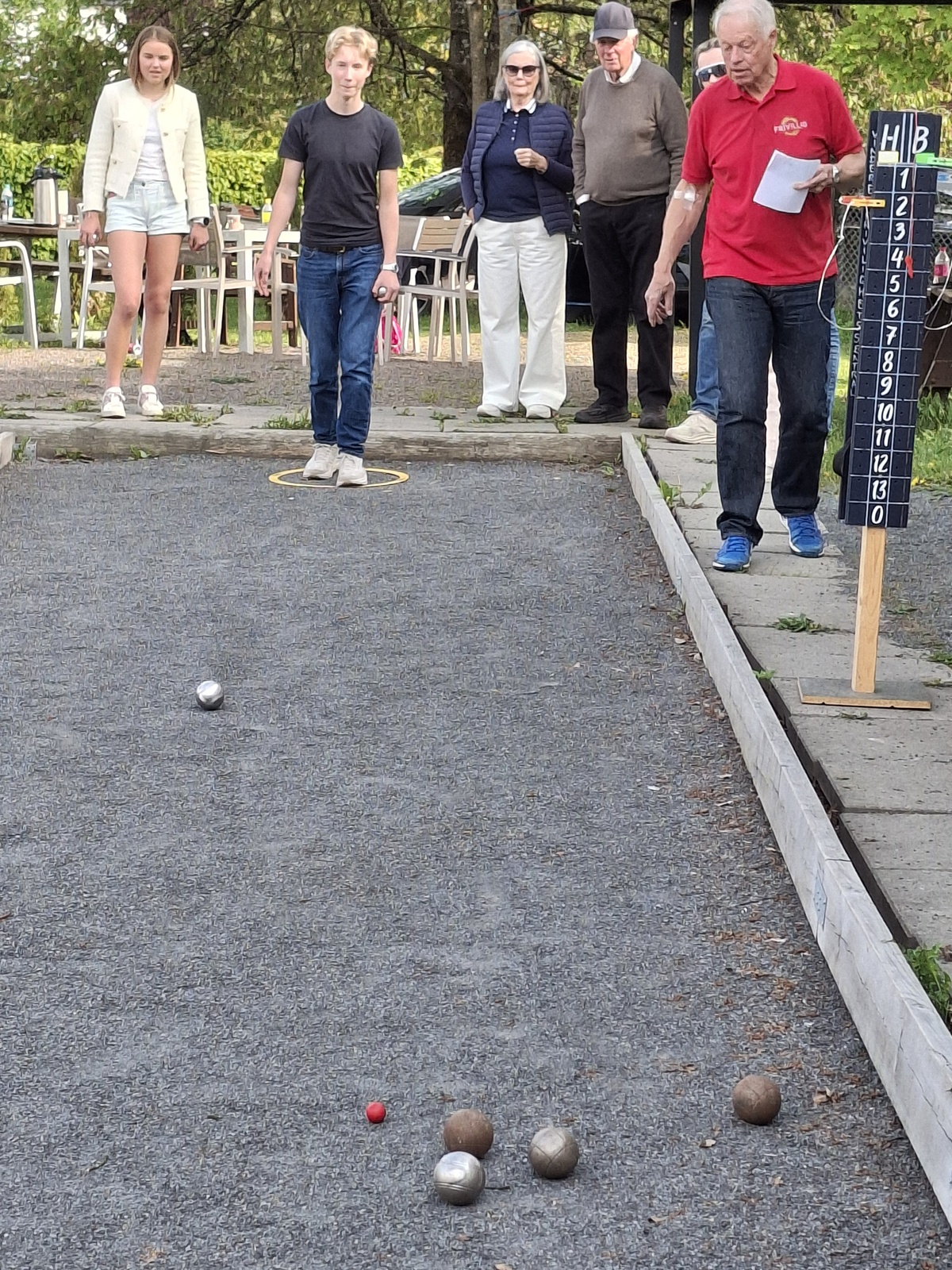 Ungdomsrådet spiller petanque under jubileumsturneringen
