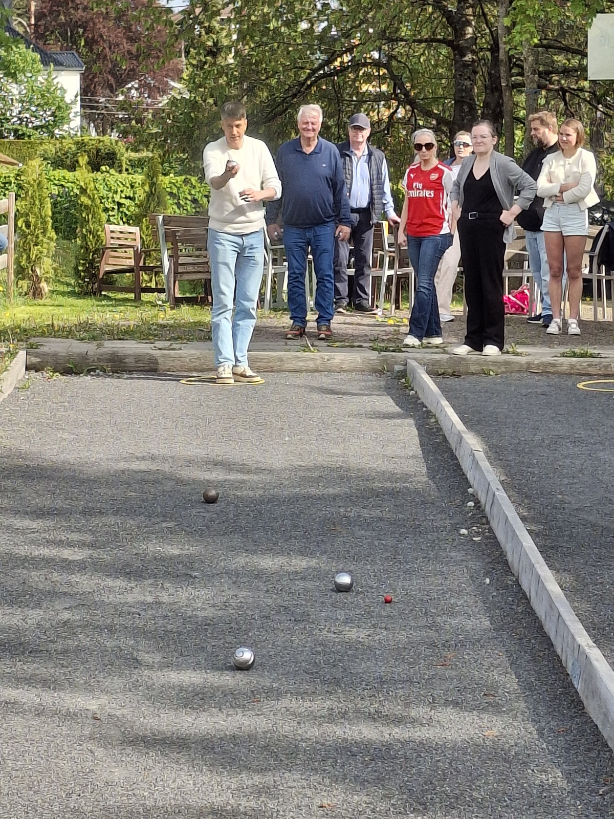Pål fra administrasjonen spiller petanque